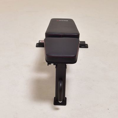 座ってベンチ運動用機器 金属フレームと赤い調整可能な背筋
